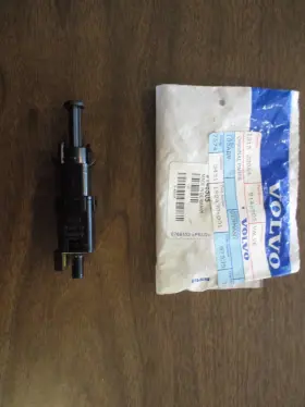 9146505 Oem Volvo Cruise Control Vacuum Cut Off Switch New 9146505 Oem Volvo Cruise Control Vacuum Cut Off Switch New